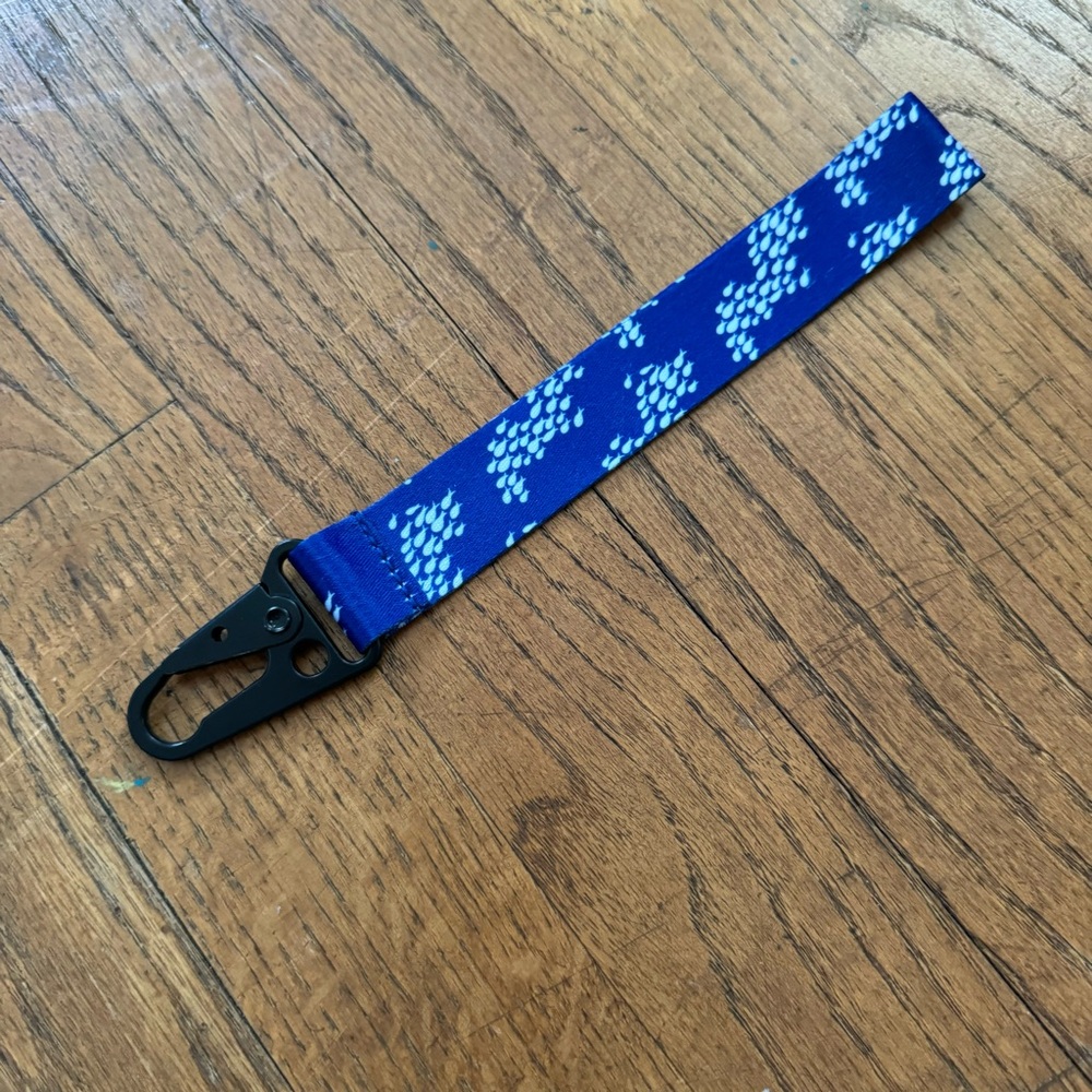Fighting Eel Blue Fishy Key Chain - Picture 2 of 3